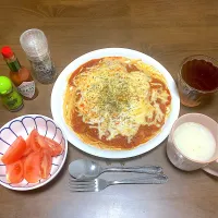 今日の晩ご飯　とろけるチーズをたっぷりかけたミートソーススパゲッティ、トマトサラダ、「野菜とけこむポタージュ」（クノールカップスープ）　ミートソースはHagoromo缶詰の「あらびきミートソース」を使用。とろけるチーズはJUCOVIAの「ミックスチーズ」を使用。茹でたスパゲッティの上に温めたミートソースとチーズをかけてチンするだけの楽ちんメニュー。| なびさん