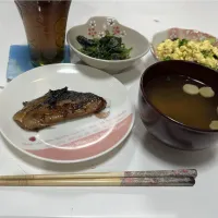 晩御飯☆ブロッコリーの卵炒め☆ほうれん草のごま和え☆ぶりてり☆インスタントみそ汁|Saharaさん