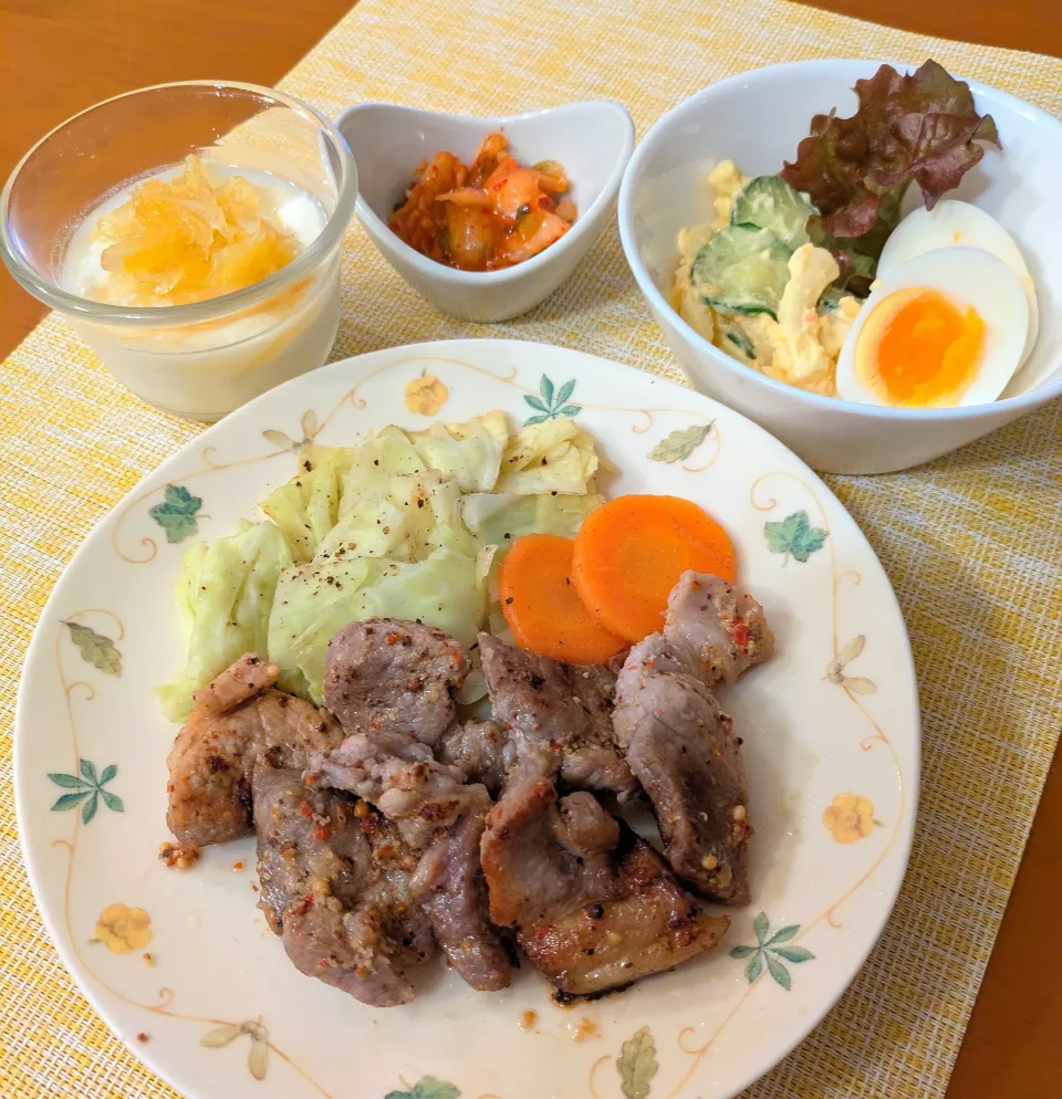 ☆カットポークステーキ　☆マカロニサラダ　☆キムチ　☆ヨーグルト|chikakoさん