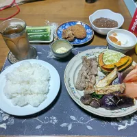 ご飯、ビーフステーキ、野菜ソテー、サラダ、コロッケ&とりのから揚げ&甘海老唐揚げ、マヨキュー、ポークカレー、烏龍茶、アップルシナモンジャム入りヨーグルト(夕飯)|enarinさん