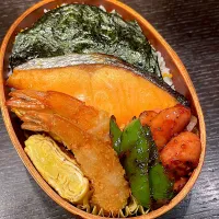 鮭とエビフライのお弁当|雑草シェリーさん