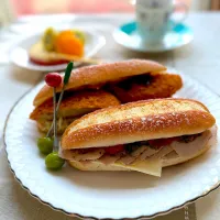 コロッケサンドと手作りハム&チーズサンド☕️🍎🥝🍊|サミカさん