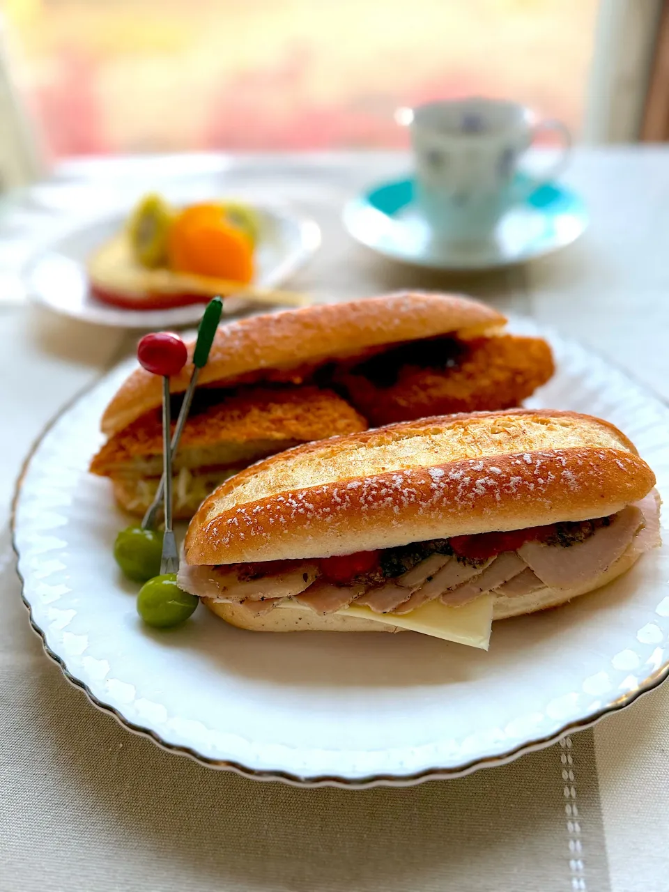 コロッケサンドと手作りハム&チーズサンド☕️🍎🥝🍊|サミカさん