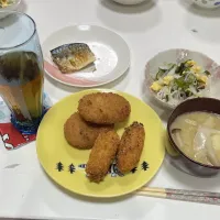 晩御飯☆酢の物（わかめ・新玉・カニカマ・胡瓜・炒り卵）☆鯖☆フライ盛り☆みそ汁（しめじ・じゃが芋・玉葱）|Saharaさん