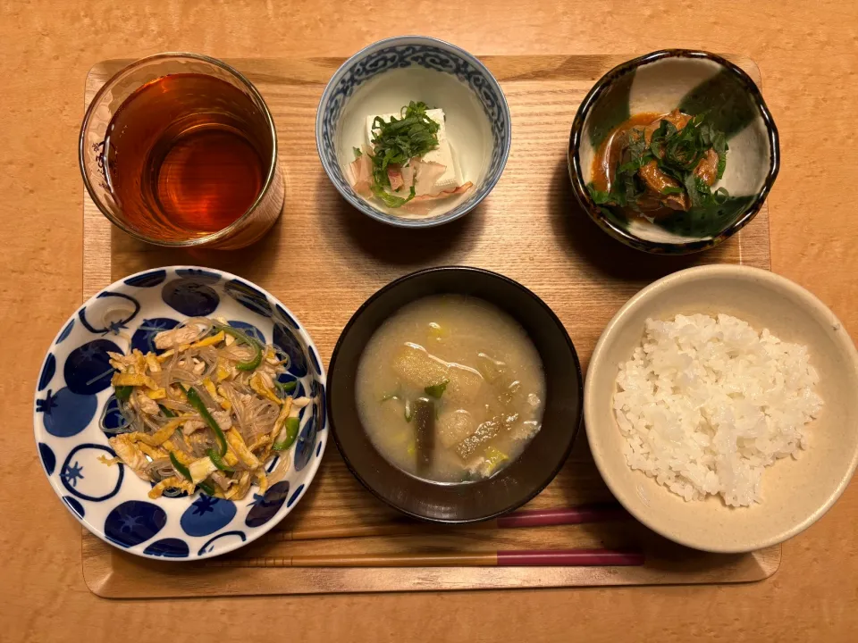 サバ味噌煮、ささみ入り春雨サラダ、キャベツとナスの味噌汁、冷奴|ゆき☕✨さん
