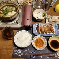 ご飯、簡単寄せ鍋、焼き餃子、焼売、市販のきゅうりとかぶの浅漬け、烏龍茶(夕飯)| enarinさん