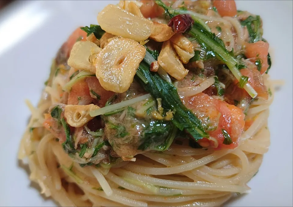 Spaghetti aglio, olio e peperoncino con tonno, pomodoro e mizuna|kazaneさん