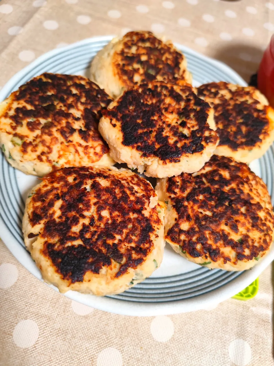 豆腐はんぺん鶏ももミンチバーグ(つぶみそにんにく味醂味大葉チーズ入り)夜ごはんメニュー|m.rafuさん