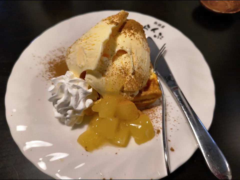 ☕喫茶店のはしご　🍎りんごのシナモンクリームワッフル|みよぱさん