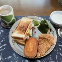 トーストサンドイッチ、パン屋さんのクロワッサン、濃厚バターケーキ、鰹ふりかけと塩昆布の混ぜご飯おにぎり、野沢菜漬け、ホットコーヒー、小岩井 生乳100%ヨーグルト+グラニュー糖(朝ご飯)|enarinさん