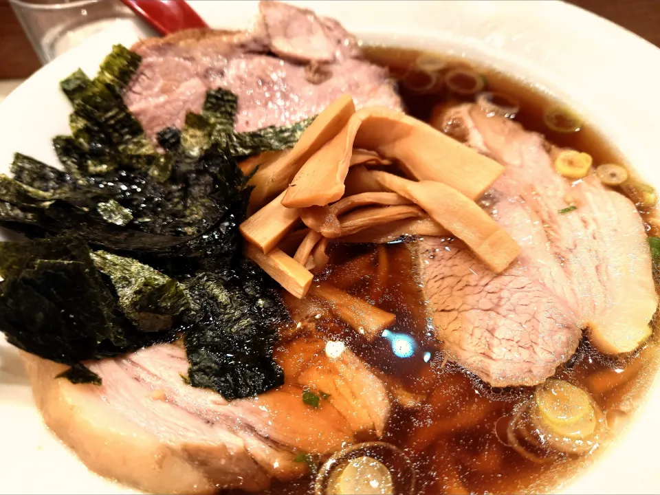 【2007年創業】 
らぁめん ほりうち 新宿本店 
チャーシューらあめん (1,750円)
―麺半分 (通常250g、125g)
＠新宿4分
26048
〈醤24塩11噌󠄀4タ2出3F2冷0チ1混1つ0〉|大脇さん