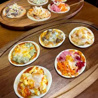 ミニピザ＊アボガド  🥑クリチ🧀＊ササミ🥗＊手作りハム＊ゆで卵🥚＊ピクルス🥗|henryさん