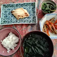 お昼ご飯　カジキマグロの西京焼き　きんびらげぼう、ほうれん草白ごま和え(冷凍したほうれん草)、ワカメの味噌汁