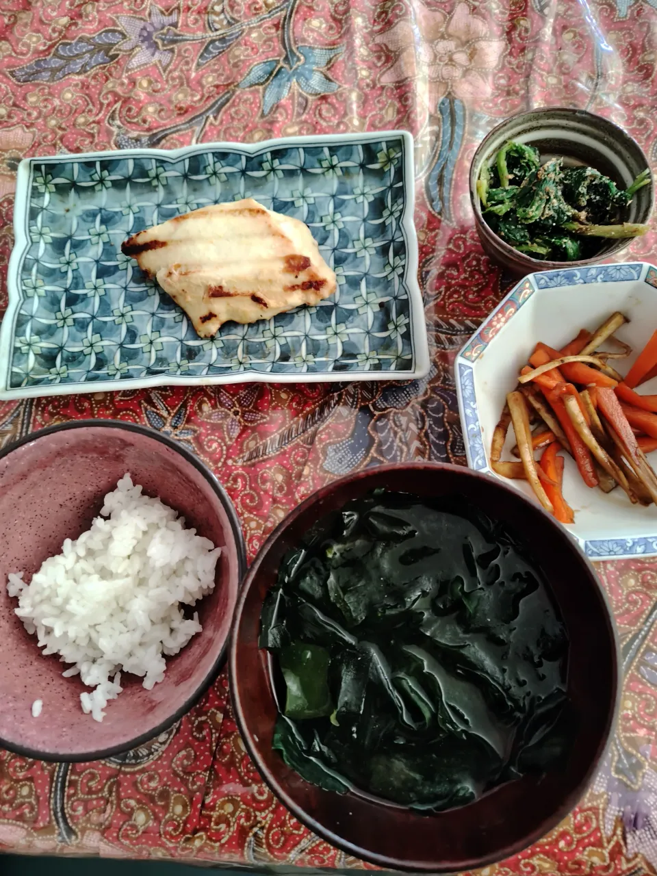 お昼ご飯　カジキマグロの西京焼き　きんびらげぼう、ほうれん草白ごま和え(冷凍したほうれん草)、ワカメの味噌汁|はやとさん