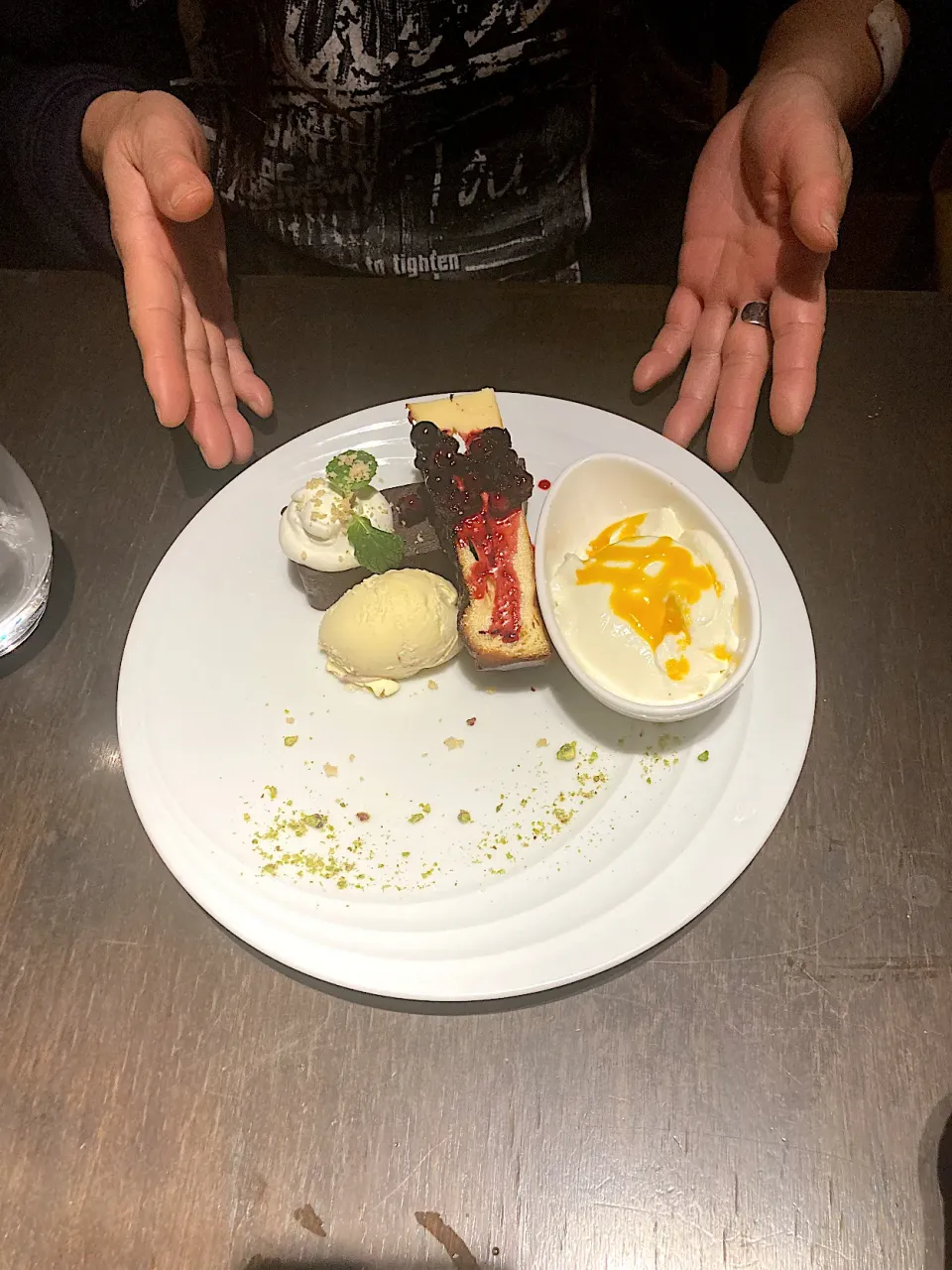 今日の晩ご飯アッと「IL PINOLO SKY TERRAS 横浜」さん⑫  はやとのデザート　ドルチェ盛り合わせ　これで終いです　ご馳走様😋|なびさん