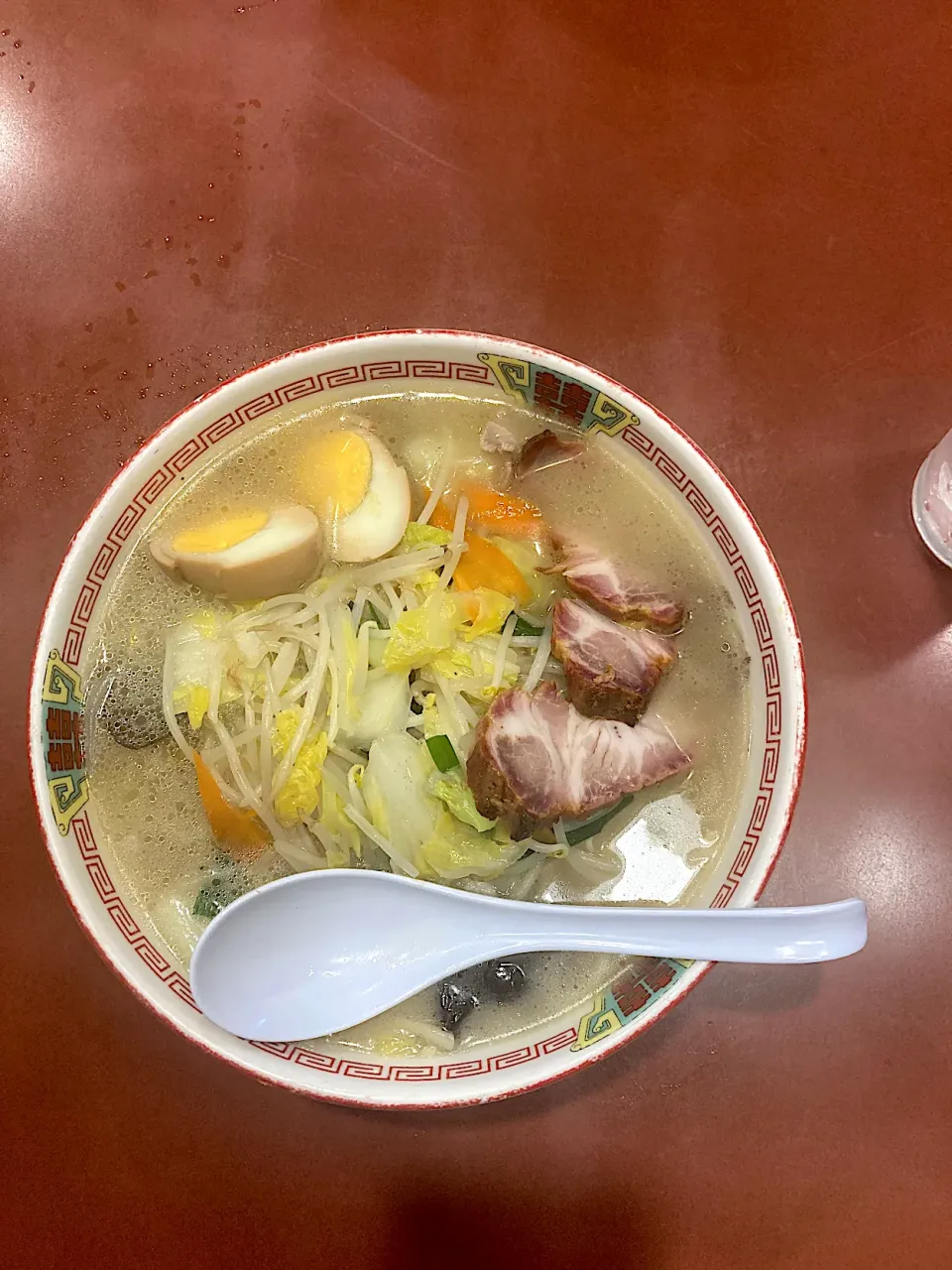 今日の晩ご飯@「こくや湘南台店」さん②  ぼくは野菜をたくさん食べたかったので、湯麺＋チャーシュー＆煮卵トッピングをオーダー。|なびさん