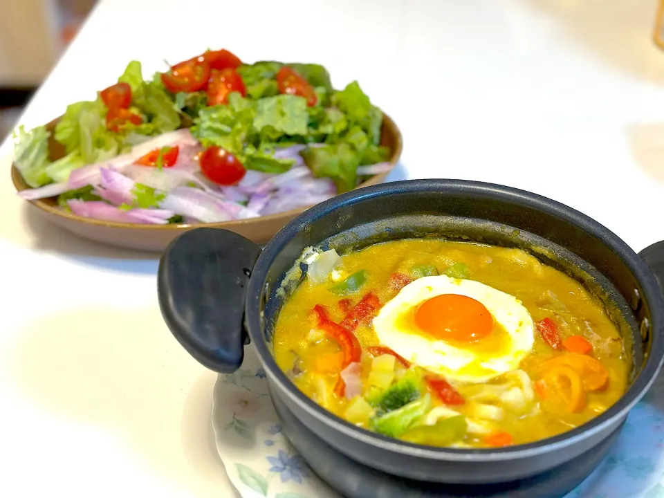 夏野菜と鶏胸肉のココナッツミルク煮込みうどん🍲　サラダ🥗|マニラ男さん