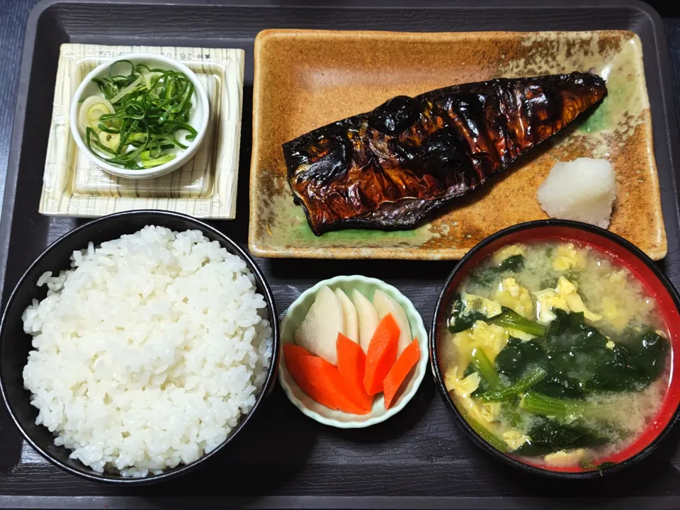 今日の朝ごはん（ごはんは千葉県産コシヒカリ、さばの八丁味噌漬、納豆、ほうれん草と卵のみそ汁、大根と人参のぬか漬け）|Mars＠釜飯作り研究中さん