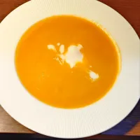 スープメーカーを使ってトマトとコーンのポタージュ作りました〜🍳〜白いのは温玉です〜🥚| quitaさん