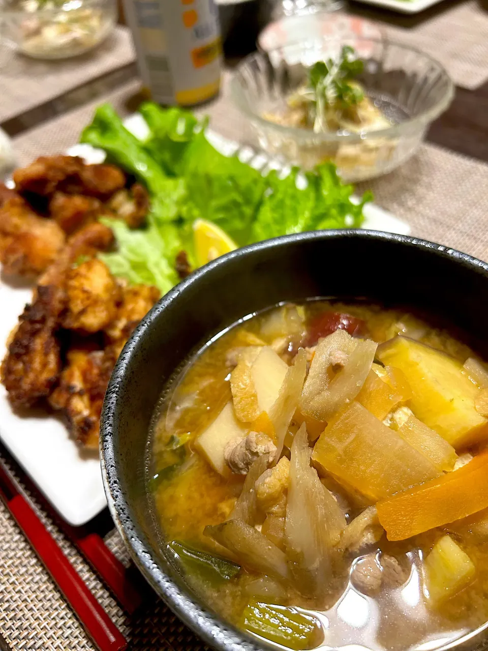 夕飯はあるものでやっつけ感満載な唐揚げ&豚汁&鯖缶ナムル😆|まなまな♡さん