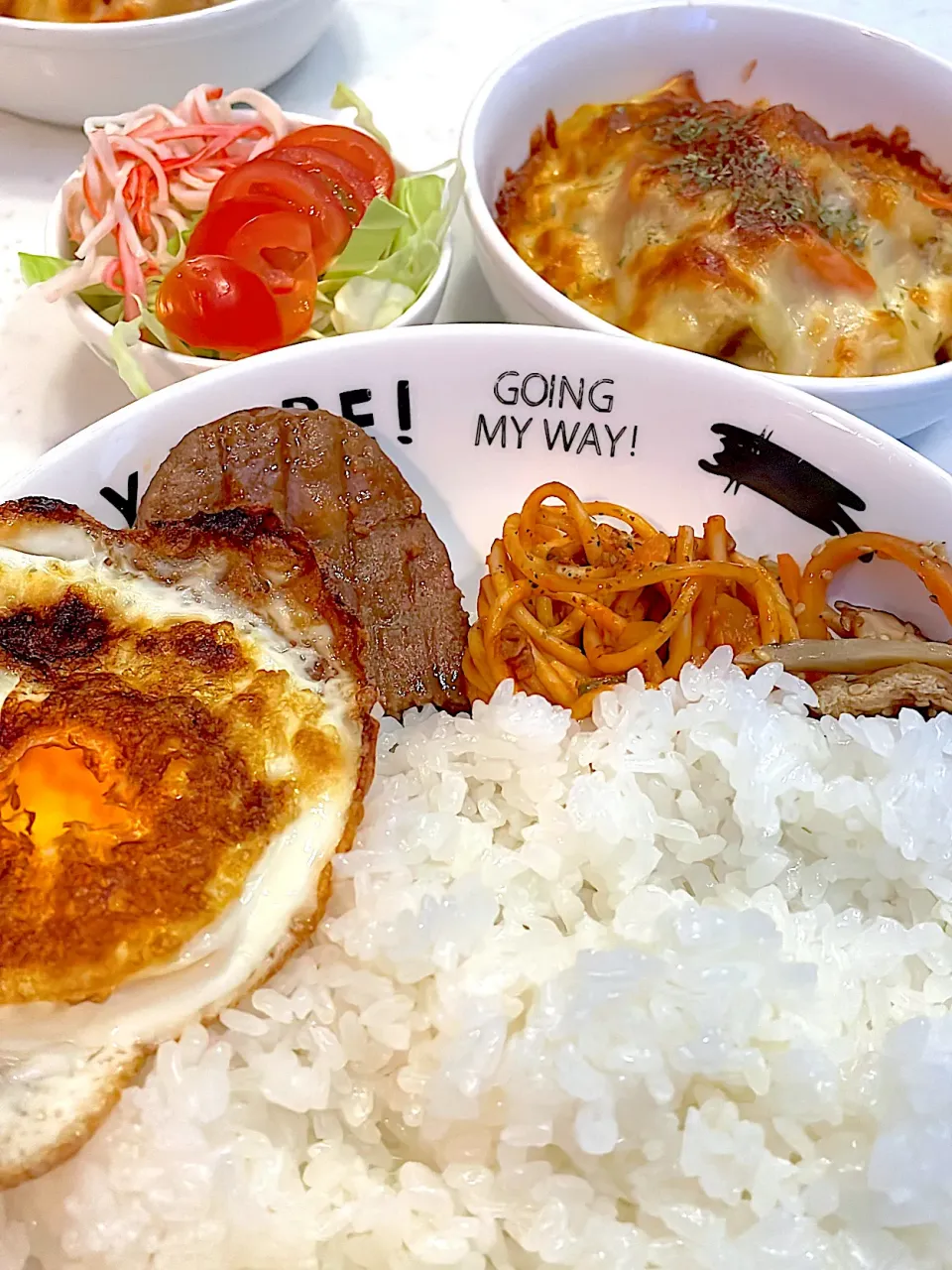 おっさんワンプレート　グラタン　サラダ　目玉の親父　ハンバーグ　パスタ　きんぴらごぼう|ひげおやじさん