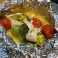 鱈の西京漬にバター、ブロッコリー🥦、ミニトマト🍅ホワイトしめじ、えのきだけでホイル焼き〜😊💕✨|てるみさん