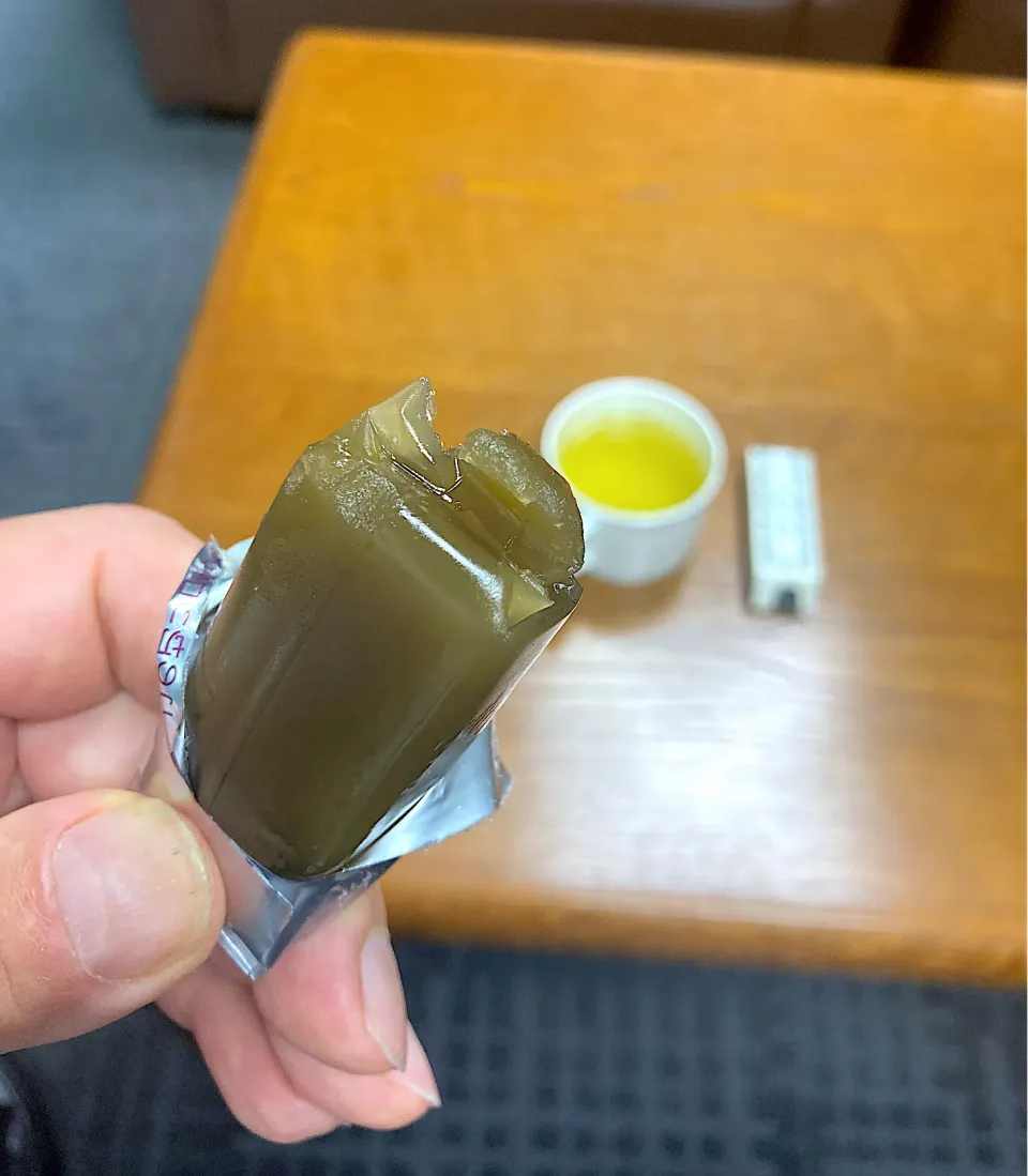今日の昼ご飯　今朝、新横浜からのぞみで名古屋に戻り、10時からの会議にギリギリで会社に駆けつけたので、コンビニで飲むヨーグルトを買い損ねてしまいました。それでパントリーにあった「小城羊羹」を一つ失敬して、いただきまーす😋|なびさん