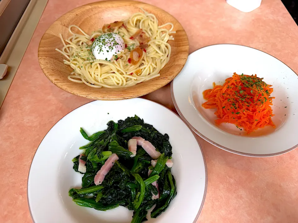 温玉ペペロンチーノにほうれん草ソテーとキャロットラペ|マハロ菊池さん