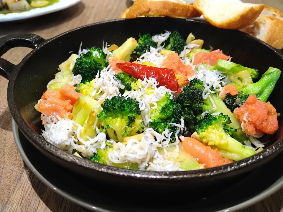 ブロッコリー しらす たらこのアヒージョ|古尾谷りかこさん