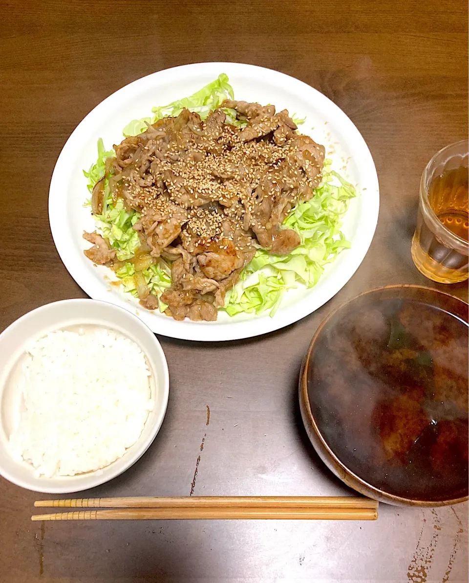 今日の晩ご飯　豚ロース生姜焼きと山盛り千切りキャベツ、豆腐とわかめの味噌汁　豚生姜焼きを千切りキャベツの上にのせ、タレのしっかり染み込んだキャベツと一緒にいただきます。上から炒りごまをたっぷり振り、香り高く仕上げました。|なびさん
