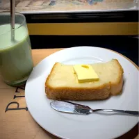 よく食べますね〜‼️大麦若葉青汁国産と🍞パンです❣️|ペディープープちゃんさん