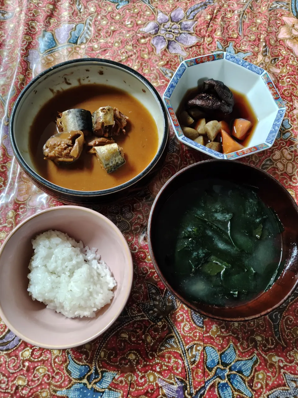 レンチン夕食　さば味噌煮(缶)、野菜炊き合せ(ドンコ、冷凍ストックした牛蒡、人参をダシ汁を入れてレンジで調理　3分)、ワカメ味噌汁(干しワカメに味噌を添えて湯を入れる|はやとさん