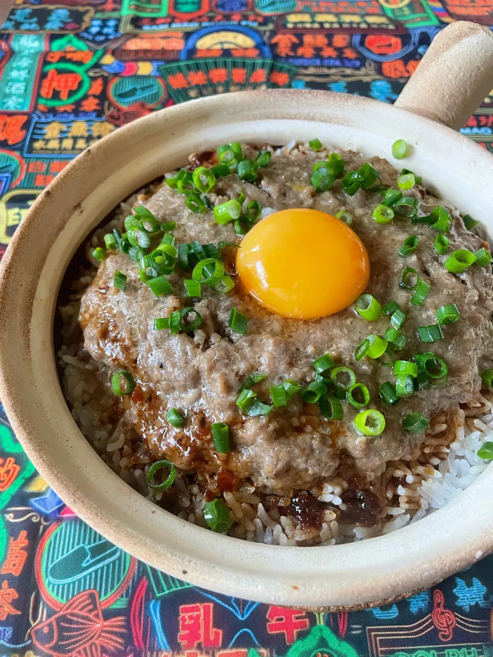 窩蛋牛肉煲仔飯（たまごのせ牛ミンチの釜飯）🇭🇰|アッチさん