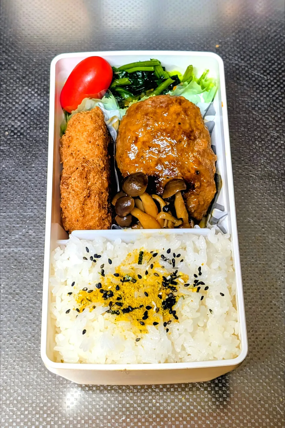 煮込みハンバーグ&カニクリームコロッケ弁当|黒川克博さん