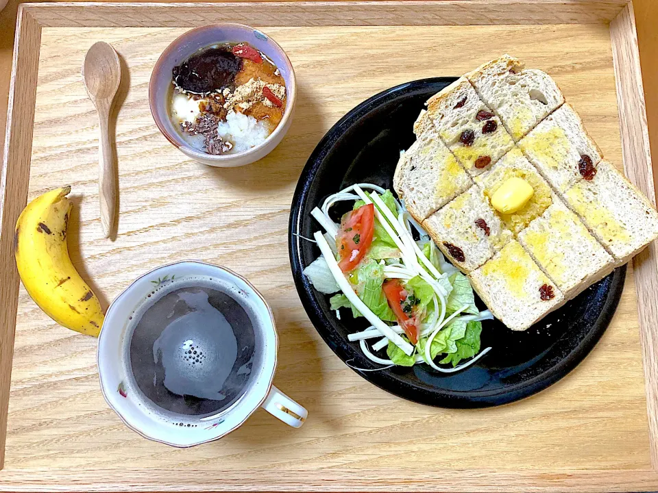 米粉入りぶどう食パン。昨夜仕込む時はふんわり気分だったので、ふんわりモードで焼いたけど、こんがりサクが欲しくなりわざわざトーストして🌱|さくたえさん