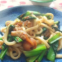 豚足と小松菜の焼きうどん|きつねさん