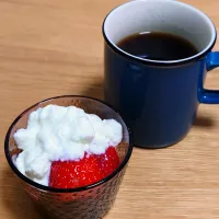 岩泉ヨーグルトかけいちご（とちあいか）とコーヒー|すーさん