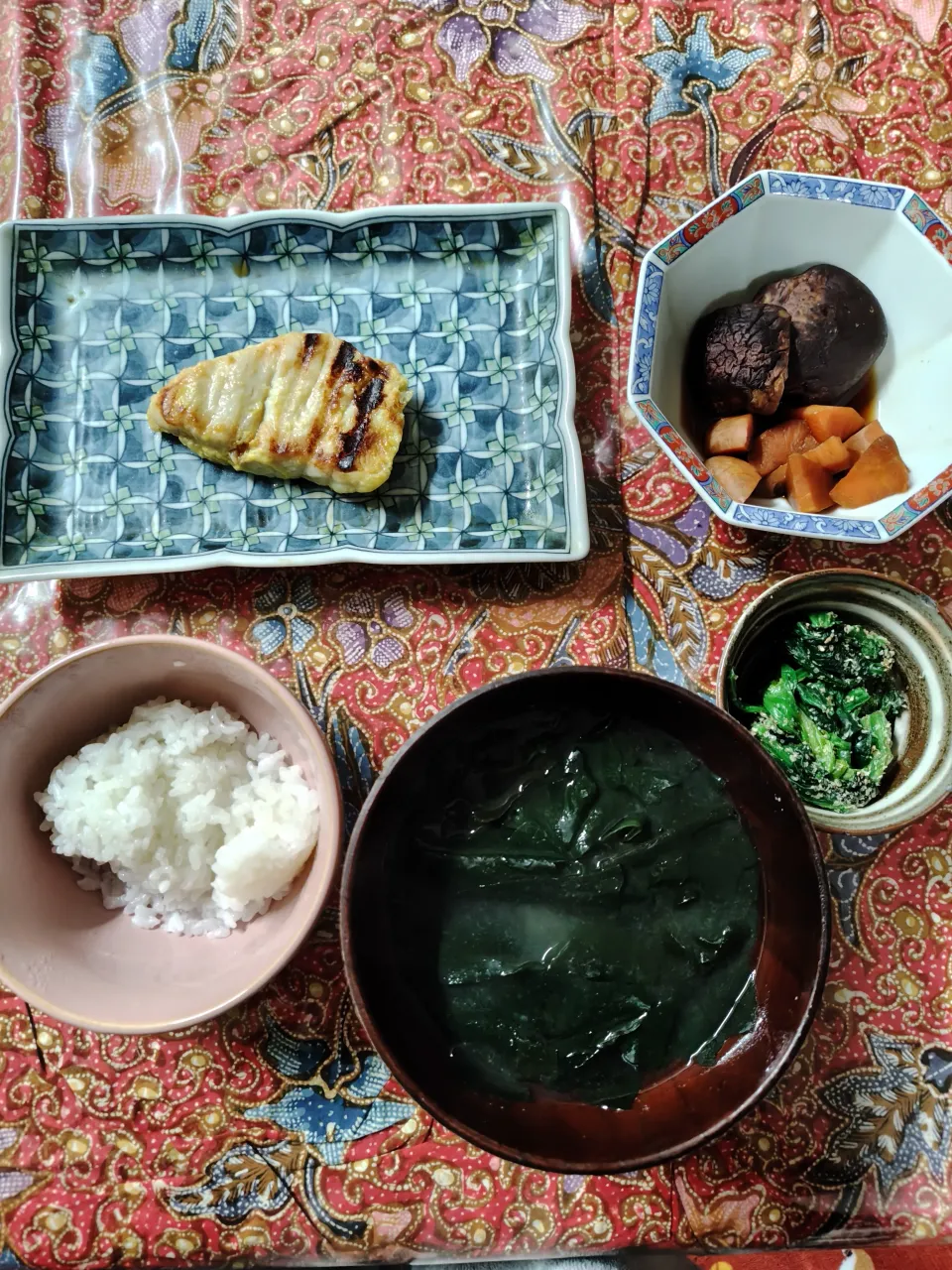 レンチン夕飯　カジキの西京焼き(レンジ用ロースタ)、人参(冷凍ストック)ドンコ炊合せ、ほうれん草(冷凍ストック)白ごま和え、ワカメの味噌汁(干しワカメ&味噌に湯を注ぐ)|はやとさん