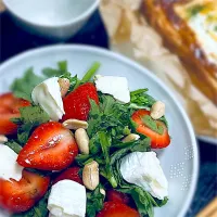 いちごと春菊のサラダ|くまちゃんさん