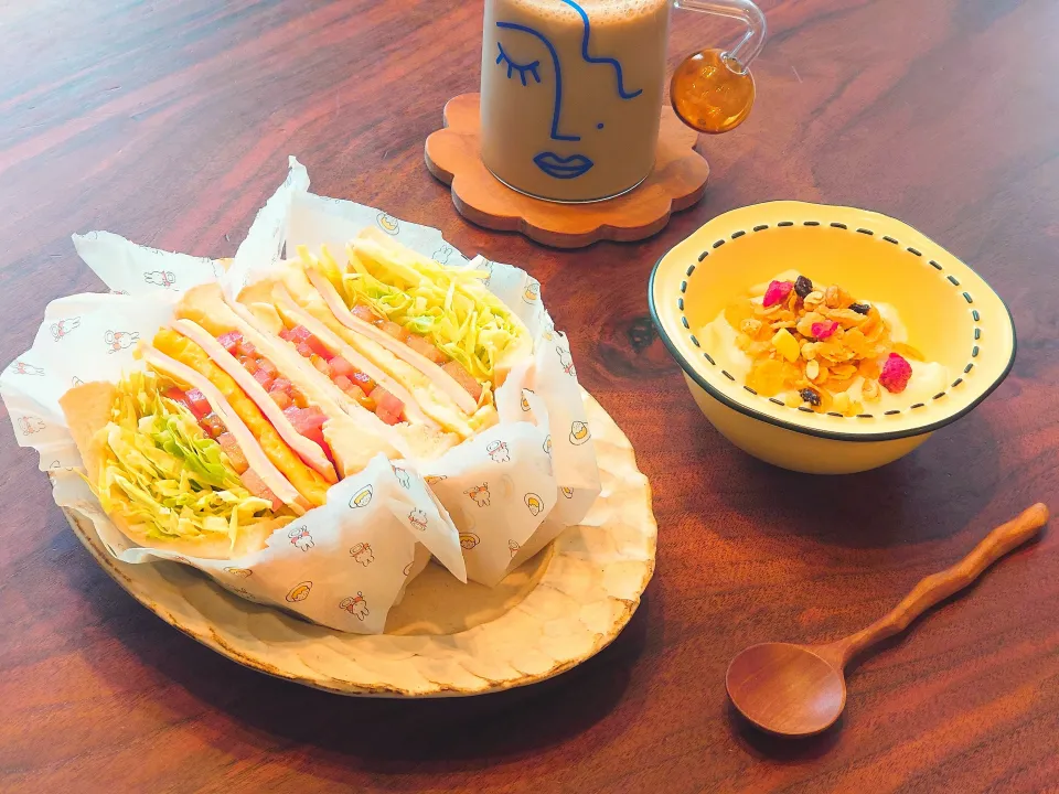 🥪わんぱくサンドとヨーグルト🥣|しゅりり𓂃𓈒𓋜さん