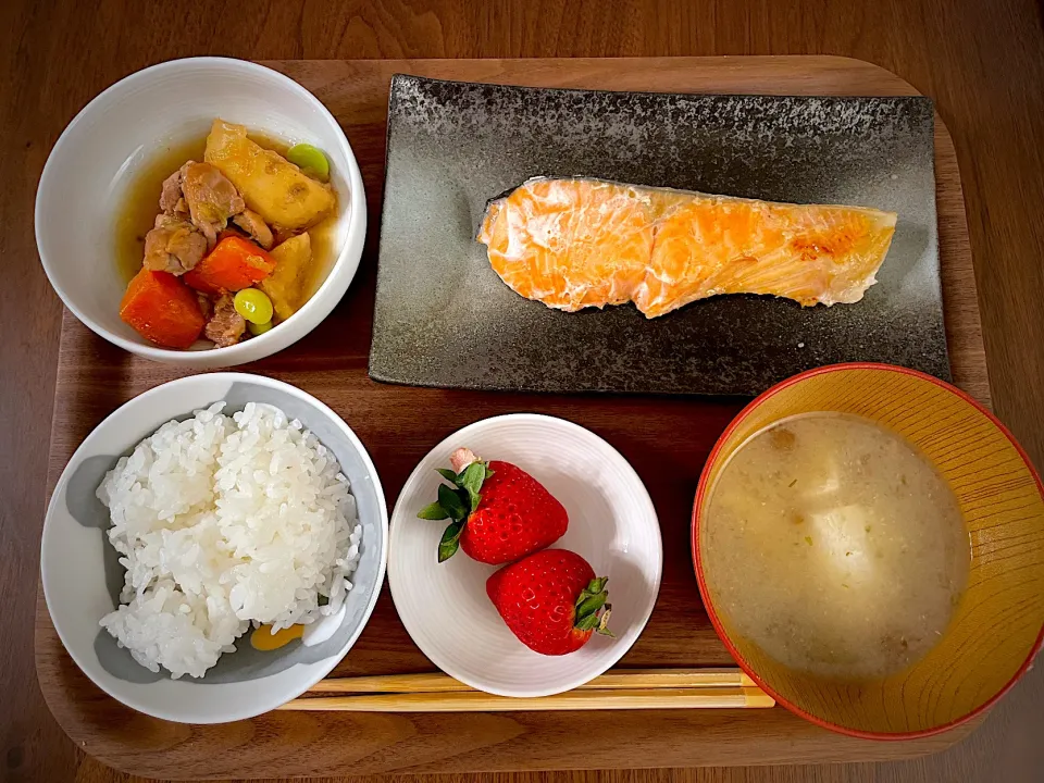 鮭の西京焼き、肉じゃが、お味噌汁のお夕飯🌛|みーぬさん