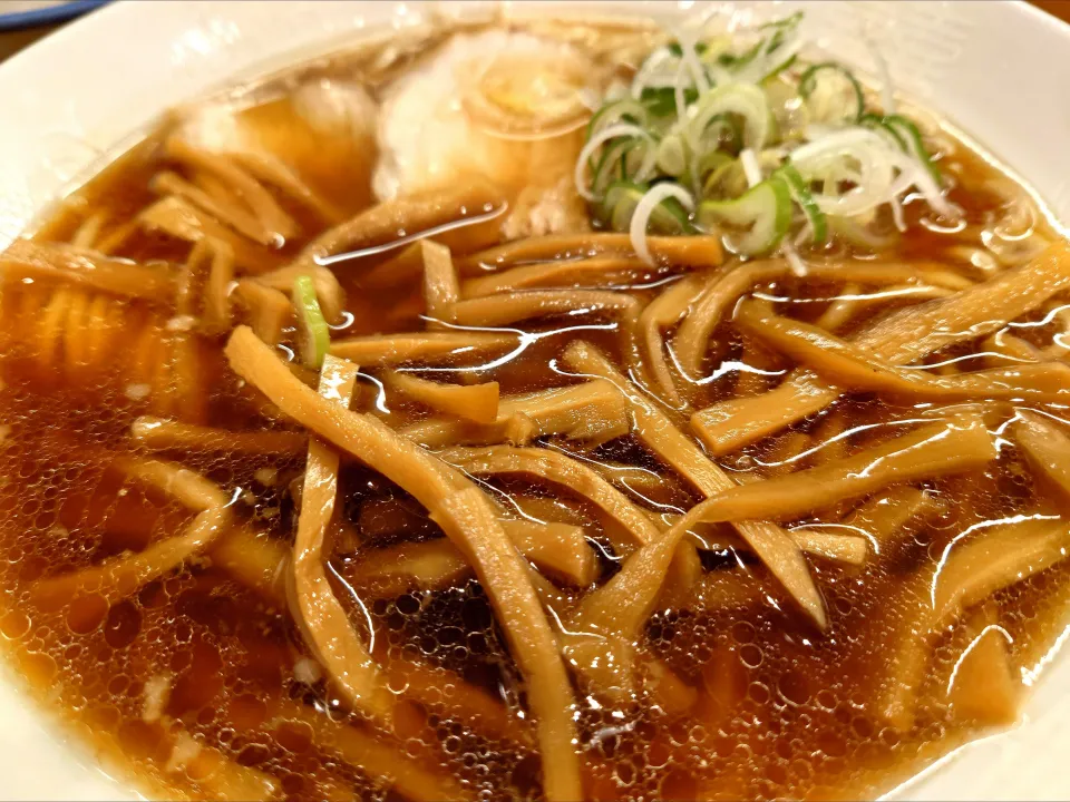 【1956年創業】 
中華そば 共楽 
竹の子そば (葱多め、1,050円) 
＋麺大盛 (50g、50円) 
＋生卵 (別椀、50円) 
@銀座2分、銀座一丁目、東銀座 
(JR東京駅から徒歩分) 
26053
〈醤28塩11噌󠄀4タ2出3F2冷0チ1混1つ0担1〉|大脇さん