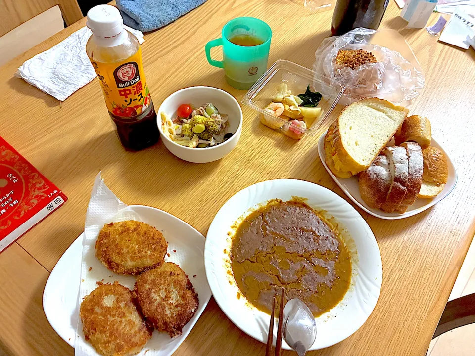 パン祭り実施中‼️👍　ソーセージロール、チョリソーロール、いちじくバケット、玉子サンド、自由軒赤カレー、えびとたけのこのだし煮、コンビーフとブロッコリーとカリフラワーのマリネ、シュークリーム。|くろーぶやんさん