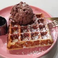 Buttermilk waffles chocolate chips  gelato 😍|🍒lynnlicious🍒さん
