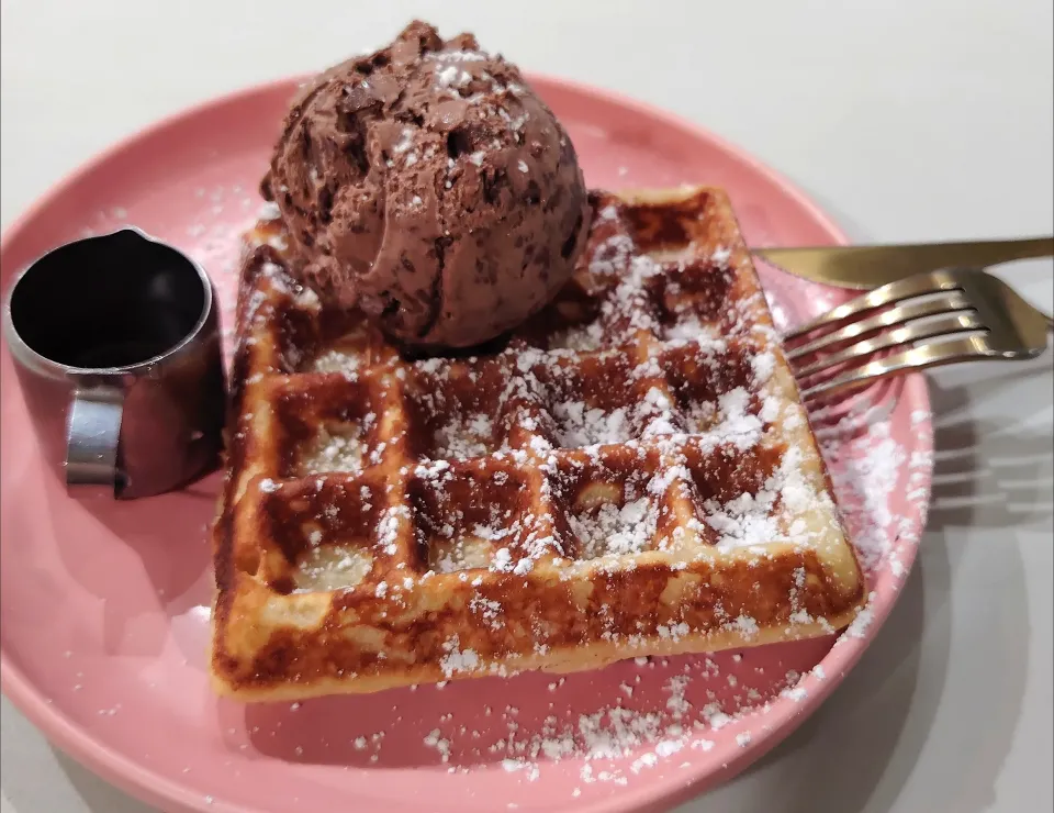 Buttermilk waffles chocolate chips  gelato 😍|🍒lynnlicious🍒さん