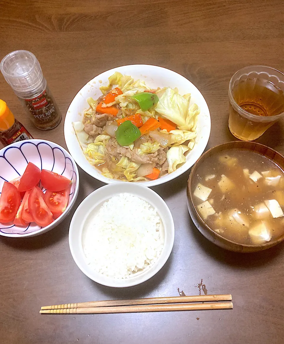 今日の晩ご飯　豚ロースとキャベツのオイスターソース炒め、トマトサラダ、豆腐の生姜風味中華あんかけスープ　豚キャベシリーズ第３弾　当初、回鍋肉を作ろうと思っていましたが、オイスターソースをあとちょっとで使い切るので変更しました。キャベツは使いきれなかったなあ💦|なびさん