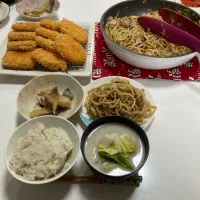 晩御飯。水曜の明け方から母さんの体調が悪く。今日はまだ万全ではないものの、まだマシなので、子供達に協力してもらって晩御飯。☆コロッケ☆焼きそば☆カラスガレイの煮付け☆豆乳みそ汁。母さんはお粥。|Saharaさん