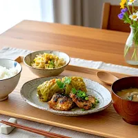 鯖の蒲焼き、ロールキャベツ(一昨日の残り)、コーンとキャベツのサラダ、味噌汁、ご飯