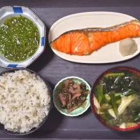 今日の朝ごはん（もち麦ごはんに焼鮭（銀鮭）、めかぶ、ニラと白舞茸とわかめのみそ汁、赤かぶ漬）|Mars＠釜飯作り研究中さん