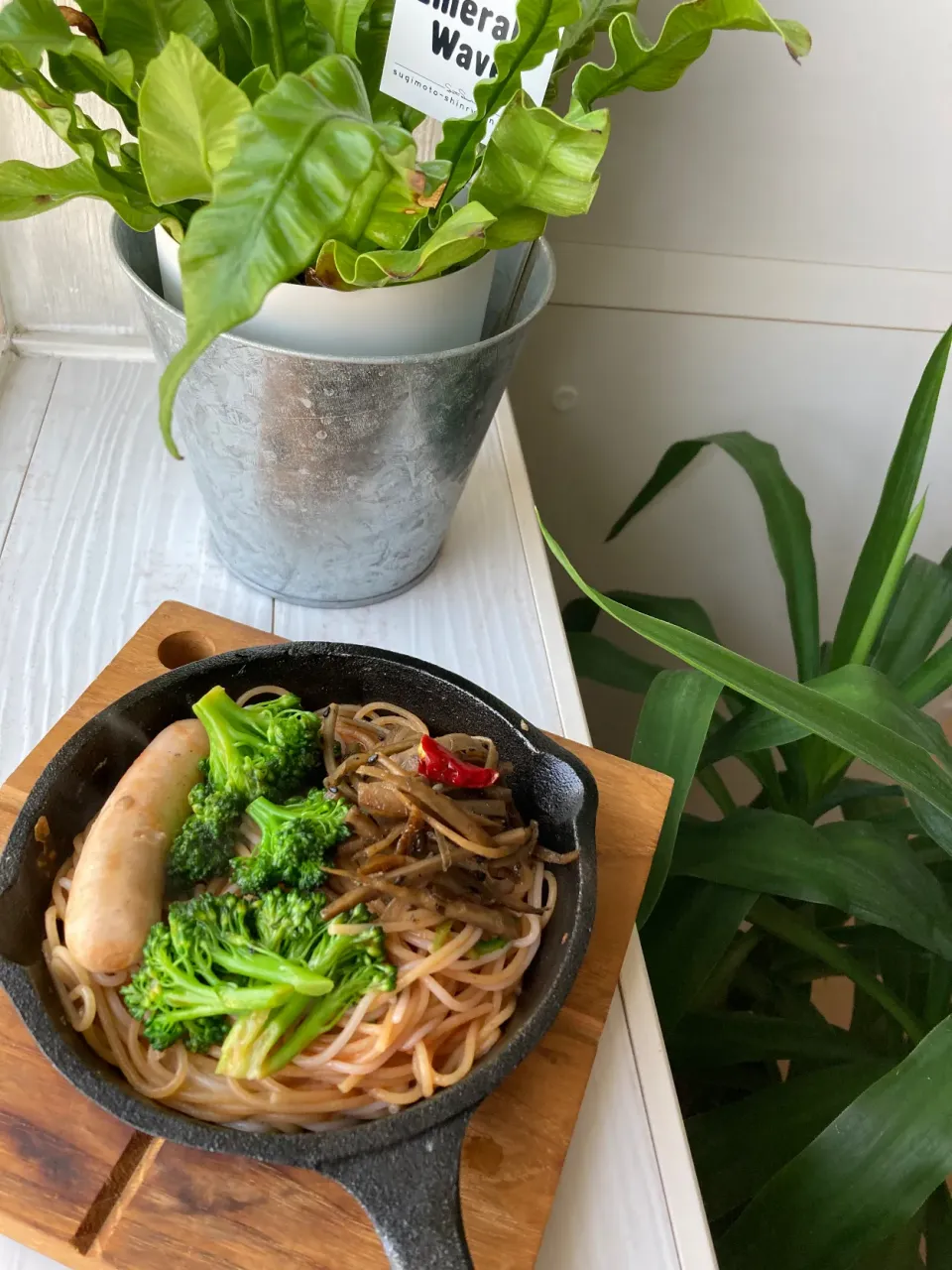 アヒージョの残りスキレット🍳に、茹でた全粒粉パスタと米粉パスタをミックスしたのとブロッコリーを入れてケチャップで味付けて、きんぴらごぼうをトッピングしてみた創作ナポリタン🧡おいしかったよ|さくたえさん